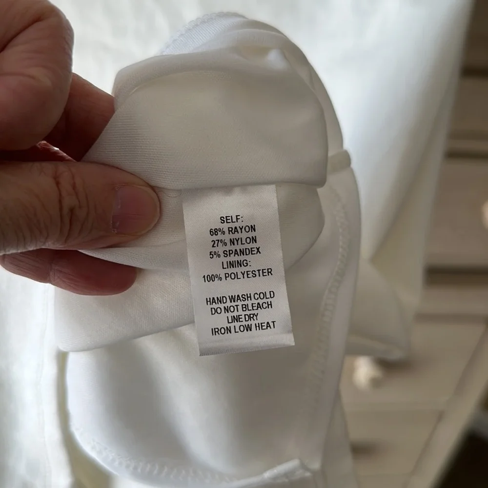 🌸🩵GORGEOUS!!! WHITE~ OFF OR ON THE SHOULDERS…LULUS DRESS SIZE MEDIUM - Picture 7 of 14